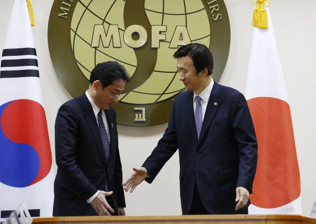 윤병세 외교부 장관(왼쪽)과 기시다 후미오 일본 외무상이 2015년 12월28일 서울 세종로 외교부 청사에서 위안부 문제 해결 방안을 논의하기에 앞서 악수를 하려고 손을 내밀고 있다.   김봉규 선임기자 bong9@hani.co.kr