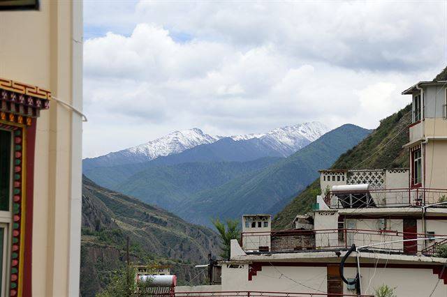 샤오진 식당에서 본 설산.