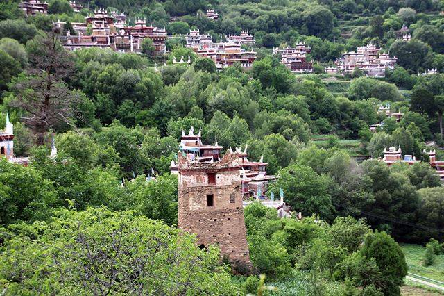 갑거장채의 조루와 가옥.