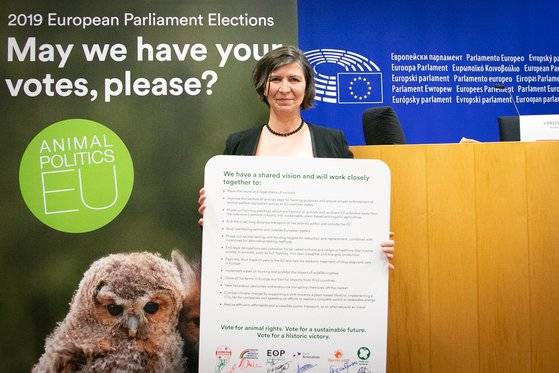 네덜란드 동물당(PvdD) 소속 유럽의회 의원인 안자 하제캠프가 지난달 4일 벨기에 브뤼셀에서 모여 유럽 11개 동물당이 발표한 공동 마니페스토를 들고 서 있다. [스웨덴 동물당(Djurens Parti) 홈페이지]