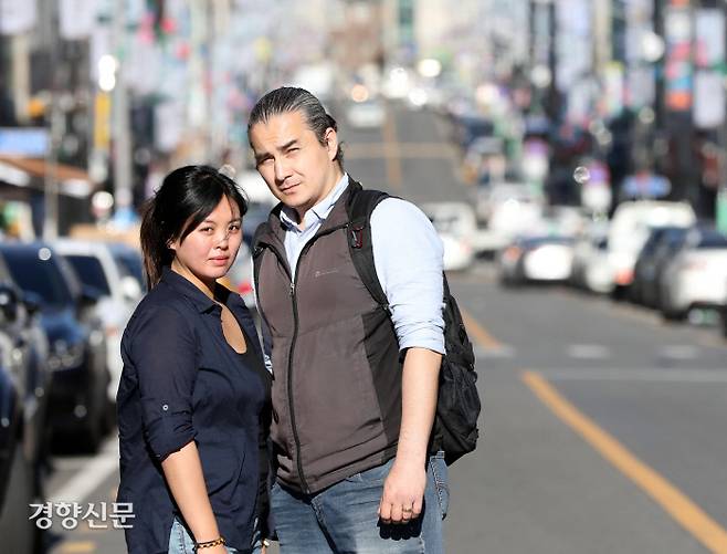 2017년부터 아들딸과 함께 인천 함박마을에 거주 중인 차 이고르·방 따찌아나씨 부부가 마을을 가로지르는 함박로에서 포즈를 취했다.