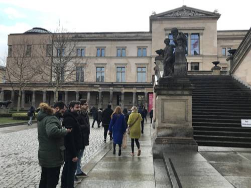 신 박물관(Neues Museum). 제2차 세계대전에서 심하게 훼손되어 1999년까지 폐허였고, 2009년 화려하게 재개관하여 고대 이집트 유물과 파피루스 문서들을 소장하고 있으며 청동기시대의 유물 등 선사시대 유적들을 전시하고 있다. 특히 고대 이집트 18대 왕조 아케나톤의 왕비였던 네페르티티의 유명한 흉상은 이곳을 가장 많은 관람객이 찾는 박물관으로 만들었다.