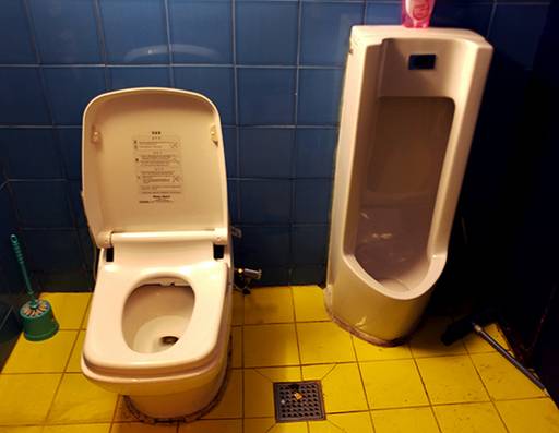 서울 용산구 한 음식점의 남녀공용화장실 내부 모습.