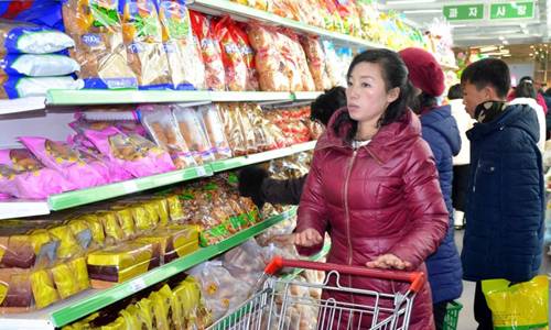 북한 평양 만경대구역의 광복지구상업중심(센터)에서 주민들이 물건을 고르는 모습. 조선신보