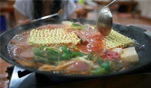 부대찌개 골목의 부대찌개 [사진/성연재 기자]