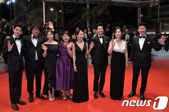 21일 오후(현지시간) 제72회 칸국제영화제 경쟁부문 초청작, 봉준호 감독의 영화 '기생충'이 영화제 메인 상영관이 뤼미에르 대극장에서 공식 상영됐다. 상영에 앞서 진행된 레드카펫 행사에서 봉준호 감독을 비롯해 배우 송강호, 이선균, 조여정, 최우식, 박소담, 장혜진, 이정은 등이 취재진들을 향해 포즈를 취하고 있다.   © AFP=뉴스1  <저작권자 © 뉴스1코리아, 무단전재 및 재배포 금지>