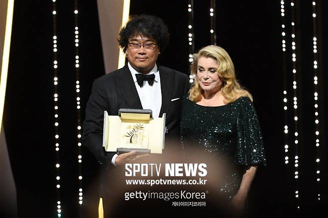 ▲ '기생충'으로 제72회 칸 국제영화제 황금종려상을 받은 봉준호 감독(왼쪽) ⓒ게티이미지