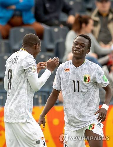 골 세리머니를 펼치는 부바카르 콘테(오른쪽) [EPA=연합뉴스]