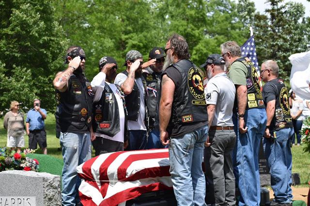 수천 명의 시민이 25일(현지시간) 미국 오하이오주 스프링 그로브 묘지에서 열린 한국전쟁 참전용사 장례식에 참석했다. 퇴역 군인들이 참전용사를 기리기 위해 경례를 하고 있다. 스프링 그로브 묘지 페이스북 캡처