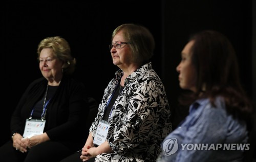 인터뷰하는 6·25전쟁 참전 미군 실종자 가족 (서울=연합뉴스) 이지은 기자 =  국가보훈처 초청으로 한국을 찾은 6·25전쟁 참전 미군 실종자의 가족 셜리 앤 마이너(왼쪽부터), 카렌 마리 제겐, 조 레이너트 씨가 27일 오전 서울 중구 그랜드 엠버서더 호텔에서 언론사와 인터뷰를 하고 있다. 2019.5.27 jieunlee@yna.co.kr