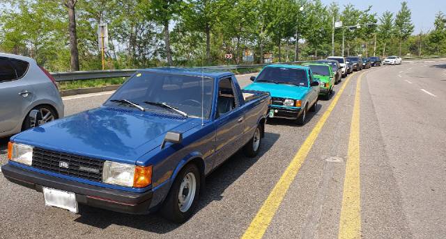 '포니 타는 사람들' 동호회원들은 단순히 차량을 소유하는 것이 아닌 추억을 함께 갖고 있는 것이라고 설명한다. 사진은 회원들이 11일부터 12일까지 용인~경주 구간 투어링 행사를 진행한 모습.