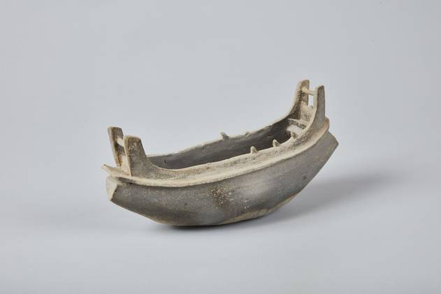 배모양의 주형 토기. 배 앞쪽 이물과 뒤쪽 고물을 각각 높이 올렸고 양쪽 옆면에 각각 5개씩 노걸이 흔적이 보이는게 특징이다. 아라가야 유적에서 주로 나오는 유물로, 아라가야의 해양문화적 정체성을 여실히 보여준다.