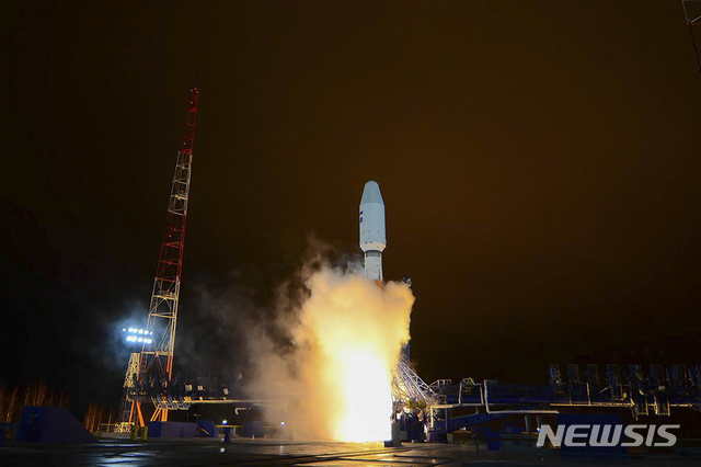 【플레세츠크(러시아)=AP/뉴시스】지난해 10월25일 러시아 아르한겔스크 주의 플레세츠크 우주 기지에서 '소유스-2호' 로켓이 발사되고 있다. 러시아는 이 로켓으로 군사용 위성을 지구 궤도에 진입시키는데 성공했다. 2018.10.26