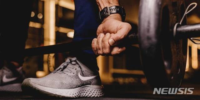 【서울=뉴시스】자신을 좀더 매력적으로 보이게 하려는 남성의 노력이 오히려 자식을 갖게하는 능력을 저해하는 진화학적 모순을 과학자들이 발견했다고 영국 BBC 방송이 27일(현지시간) 보도했다. 근력을 키우기 위해 운동하는 남성의 모습. <사진출처 : 미 인버스닷컴> 2019.5.28