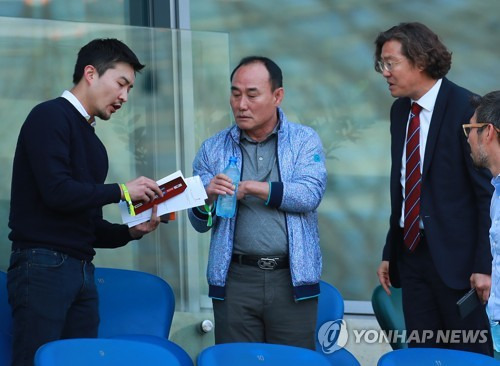 한국-포르투갈전 찾은 김학범 감독과 김판곤 위원장 (비엘스코-비아와[폴란드]=연합뉴스) 홍해인 기자 = 25일 오후(현지시간) 폴란드 비엘스코-비아와 스타디움에서 열린 2019 국제축구연맹(FIFA) 20세 이하(U-20) 월드컵 한국과 포르투갈의 F조 조별리그 첫 경기에서 경기장을 찾은 U-23 김학범 감독(가운데)과 김판곤 대한축구협회 부회장 겸 국가대표전력강화위원장(오른쪽)이 경기 관람에 앞서 관계자로부터 설명을 듣고 있다. 2019.5.26 hihong@yna.co.kr