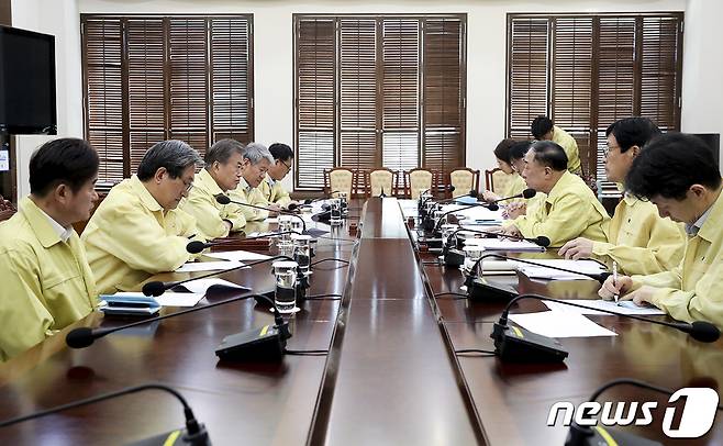 문재인 대통령이 28일 오전 청와대에서 홍남기 경제부총리 겸 기획재정부 장관에게 정례보고를 받고 있다. (청와대 제공) 2019.05.28.