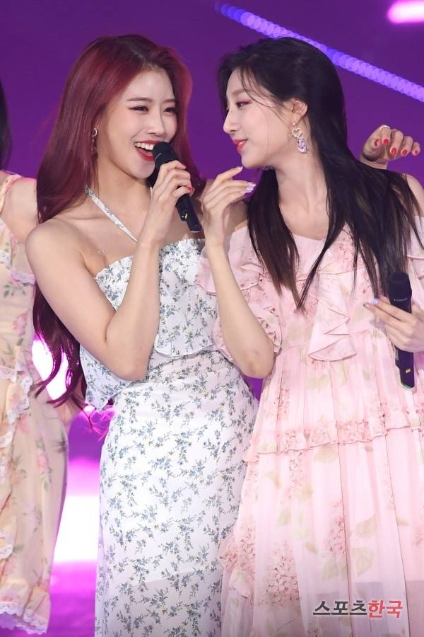 '더쇼' 생방송 공연에 참석한 러블리즈 이미주, 정예인. 사진=윤수정 기자 pic@hankooki.com