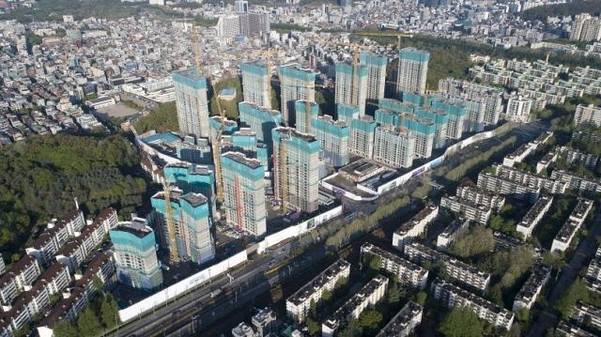 개포시영 중심상가 재건축사업이 사업시행인가를 받으며 주상복합으로 거듭날 준비를 하고 있다. 삼성물산이 개포시영아파트를 재건축하는 ‘래미안강남포레스트’ 전경. /삼성물산 제공