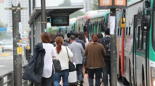 일산 주민들 10명 중 9명은 출근길에 지하철보다 버스를 주로 이용하는 것으로 나타났다 마두역 출근길 버스정류장 전경.<연합뉴스>