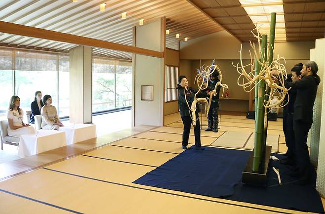 두 사람이 플루티스트 이리 유스케가 공연한 대나무 플루트 공연을 감상하고 있다. [AP=연합뉴스]