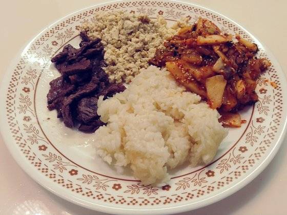 김치말이를 위해 준비한 으깬 두부. 참기름과 설탕으로 무친 김치, 찬밥. 여기에 채끝살 등 쇠고기를 구워 함께 하면 더욱 좋다. [사진 민국홍]
