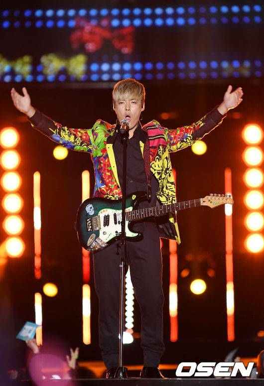 [OSEN=제주도, 곽영래 기자] 강남이 4일 오후 제주도 제주종합경기장에서 열린 '2018 제주 한류페스티벌'에서 공연을 하고 있다. / youngrae@osen.co.kr