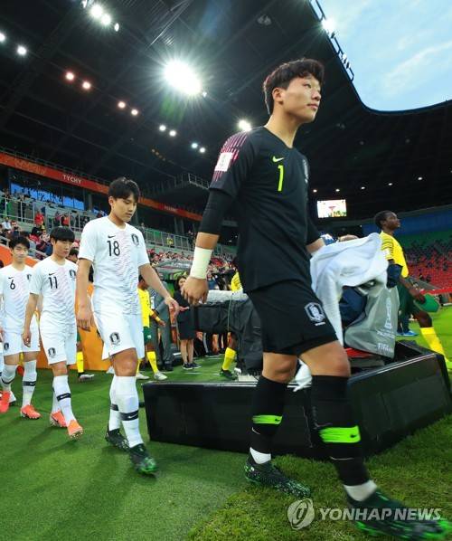 그라운드 입장하는 이광연 골키퍼 (티히[폴란드]=연합뉴스) 홍해인 기자 = 28일 오후(현지시간) 폴란드 티히 경기장에서 열린 2019 국제축구연맹(FIFA) 20세 이하(U-20) 월드컵 F조 조별리그 2차전 한국과 남아프리카공화국의 경기.       전반전 시작에 앞서 한국 이광연 골키퍼가 그라운드에 입장하고 있다. 2019.5.29 hihong@yna.co.kr