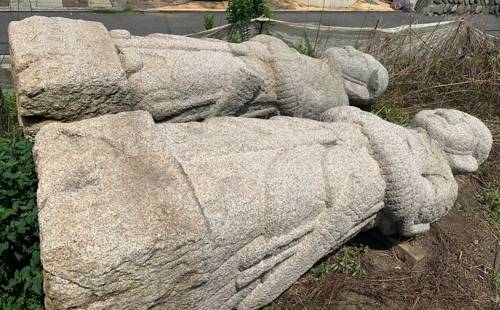 (도쿄=연합뉴스) 오자와 데리유키 씨 부부가 29일 우리옛돌문화재단에 기증한 장군석. [사진제공: 우리옛돌문화재단]