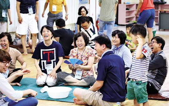 친교 시간을 갖는 성도들의 모습. 우리는교회 제공