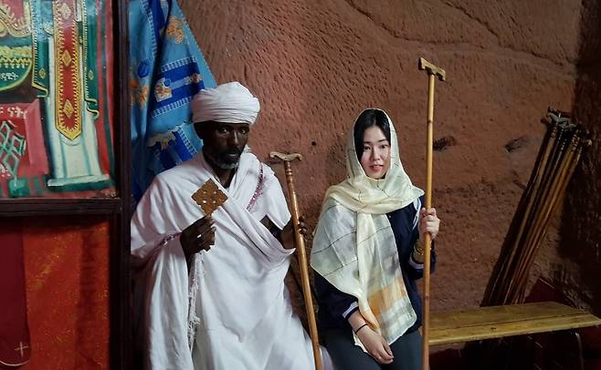 암굴교회에서 한국인과 기념촬영을 허락한 원로사제