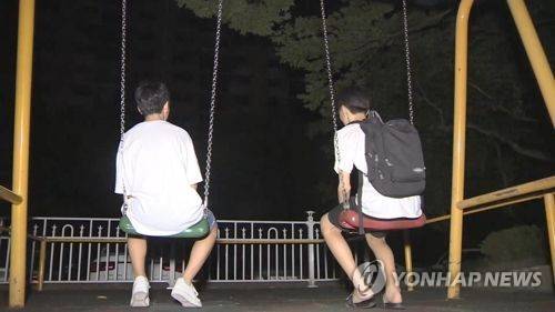 놀이터 그네에 앉아있는 청소년 [연합뉴스TV 제공]
