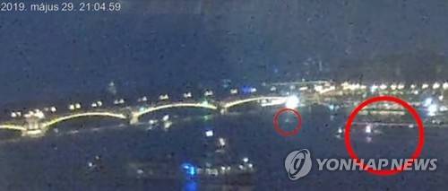 부다페스트 유람선 침몰 사고 당시 영상 공개 (서울=연합뉴스) 헝가리 부다페스트 다뉴브강에서 한국인 관광객 33명이 탑승한 유람선이 침몰하는 사고 당시 영상이 공개됐다. 이 영상은 부다페스트에 위치한 헝가리 의회에 설치된 웹 카메라에 찍힌 것이다. 사고 영상을 보면 사고 유람선과 추돌 사고를 일으킨 대형 유람선이 선박들로 복잡한 강을 운항하는 모습을 확인할 수 있다. 이 사고 현재 7명이 숨지고 19명이 실종된 상태다. [IDOKEP 캡처] photo@yna.co.kr