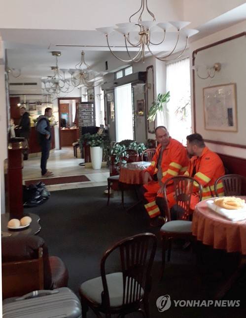 부다페스트 유람선 참사 생존자들 휴식 중인 호텔 (부다페스트=연합뉴스) 하채림 기자 = 헝가리 부다페스트의 다뉴브강 유람선 침몰사고에서 생존자들이 30일 오전(현지시간) 모여 있는 현지의 한 호텔 로비에서 구급대원들이 대기하고 있다. 전날 사고에서 살아남은 생존자 중 경상자들은 병원에서 퇴원해 현재 이 호텔에서 휴식하고 있다. 2019.5.30 photo@yna.co.kr