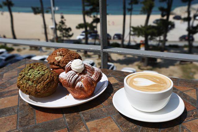 강릉 안목커피거리 ‘키크러스커피’ 가게의 스위트라떼와 강릉바우빵.