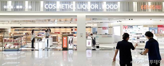 국내 최초 입국장 면세점 오픈을 앞둔 28일 오후 인천국제공항 제2여객터미널 수하물 수취 구역에서 내 면세점에서 매장을 정리하고 있다.오는 31일 오픈하는 인천국제공항 입국장 면세점에서는 향수·화장품, 주류, 포장식품, 피혁, 패션·패션악세사리, 기념품, 스포츠용품, 완구류·유아용품, 전자제품, 음반 등이 판매된다. 출국장을 포함해 1인당 3000달러까지 구매 가능하며 한도는 600달러다. / 사진=김창현 기자 chmt@