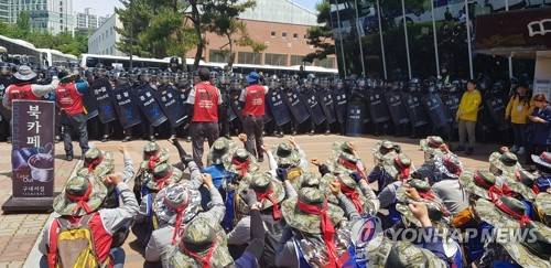 현대중 주총 열린 울산대서 노조 집회 (울산=연합뉴스) 허광무 기자 = 31일 현대중공업 법인분할(물적분할) 주주총회가 열린 울산대학교 체육관 앞에서 현대중 노조원들이 집회하고 있다. 2019.5.31 hkm@yna.co.kr
