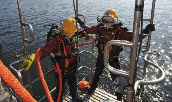 해군 해난구조전대(SSU) 대원들이 심해 구조훈련을 하고 있다. [사진 해군]