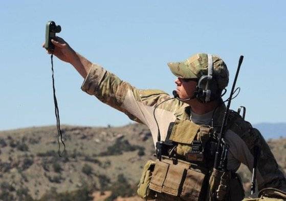 미 공군 특수작전 기상팀(SOWT)이 장비를 꺼내 기상관측을 하고 있다. [사진 미 공군]