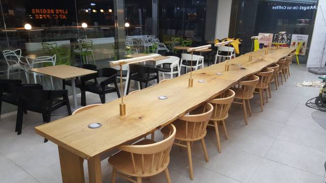 서울역 엔제리너스에 자리잡고 있는 오크 우드슬랩 테이블, 제공=스튜디오삼익/죽산목공소