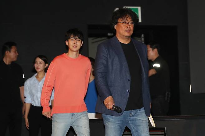 봉준호 감독이 2일 오후 서울 CGV 용산아이파크몰에서 열린 영화 ‘기생충’ 무대인사에 입장하고 있다. [연합뉴스]