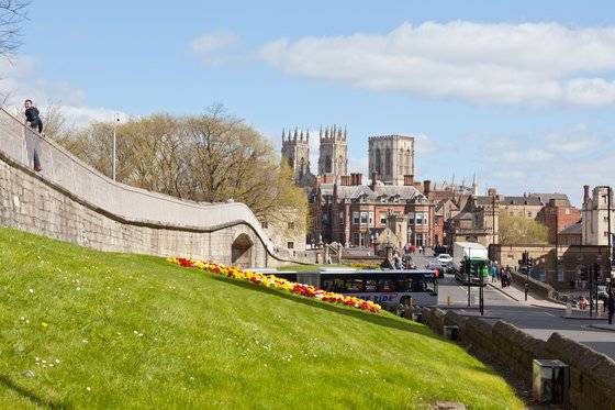 영국 북동부 도시 요크는 중세에서 시간이 멈춘 듯한 모습이다. 13세기 성벽, 15세기에 완성한 대성당 요크 민스터가 도시를 상징한다. 최승표 기자