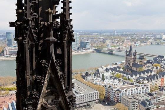 쾰른 대성당은 533개의 비좁은 원형 계단을 걸어서 탑 꼭대기에 오를 수 있다. 쾰른 시내와 라인 강이 한눈에 들어온다. 최승표 기자
