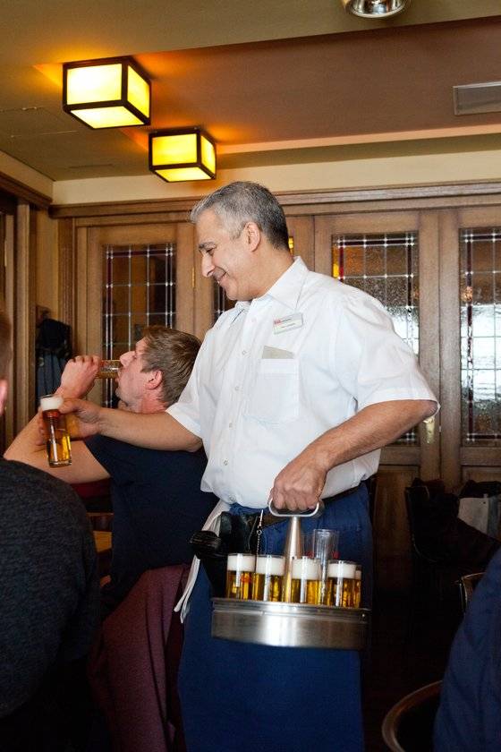 쾰른에서는 전통 맥주 '콜슈'를 200㎖ 잔에 마신다. 웨이터가 쉴새 없이 돌아다니며 새 술을 건넨다. 최승표 기자