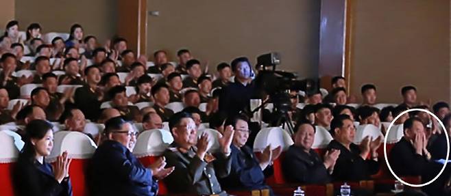 최근 일부 보수언론이 ‘숙청설’을 제기했던 북한 김영철 노동당 부위원장(흰색 원안)이 지난 2일 김정은 북한 국무위원장 내외와 2기 제7차 군인가족예술소조경연에서 당선된 군부대의 경연을 관람하고 있는 모습을 3일 조선중앙통신이 보도했다.  연합뉴스