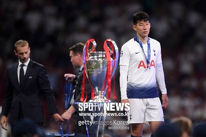 ▲ 아쉽게 우승컵을 놓친 손흥민. ⓒ게티이미지