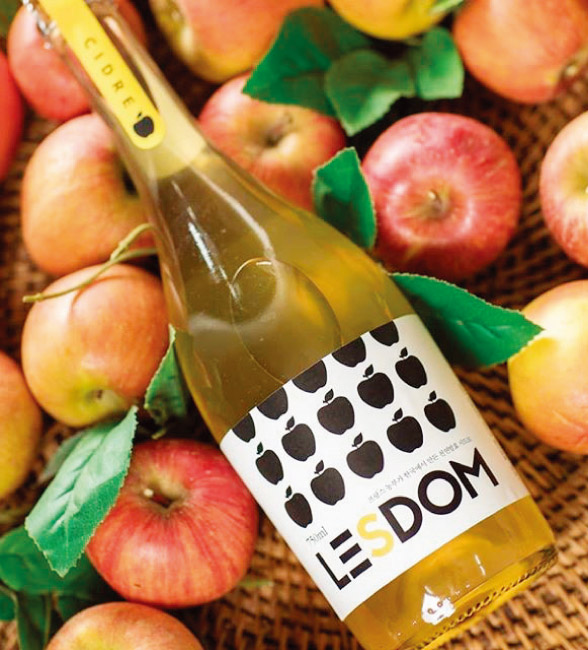 충북 충주 ‘작은 알자스’에서 생산하는 사과 와인 ‘레돔 시드르’. [사진 제공·작은 알자스]