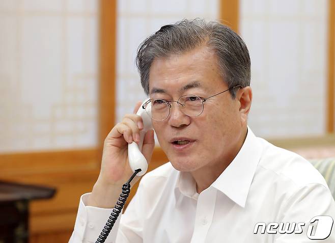 문재인 대통령이 4일 최근 치러진 총선에서 재집권에 성공한 나렌드라 모디 인도 총리와 전화통화를 하고있다.(청와대 제공) 2019.6.4/뉴스1