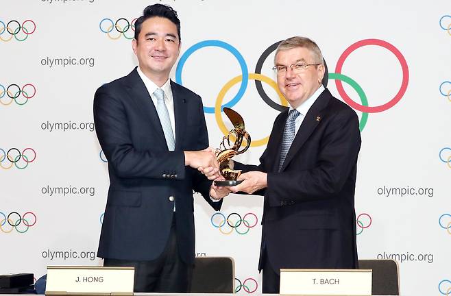 4일(한국시간) 스위스 로잔의 올림픽박물관에서 토마스 바흐 IOC 위원장(오른쪽)과 홍정도 중앙일보 JTBC 대표이사 사장이 2026년부터 2032년까지 개최되는 동·하계 올림픽의 한국 중계권 조인 체결 후 기념촬영을 하고 있다. 2019.6.4 [JTBC 제공]