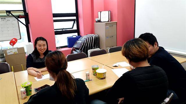 경기 의정부시 신흥로에 있는 일시청소년쉼터 포텐에서 김선혜 사회복지사(거리상담사·맨위)가 가정 밖 청소년들을 상담하고 있다. 김씨는 “방황이 심한 청소년일수록 상처가 깊다”며 “아이들이 사랑을 받아보지 못해 철이 없지만, 상담을 해보면 여느 또래와 다름없는 순수한 마음이 느껴진다”고 말했다. 의정부일시청소년쉼터 제공