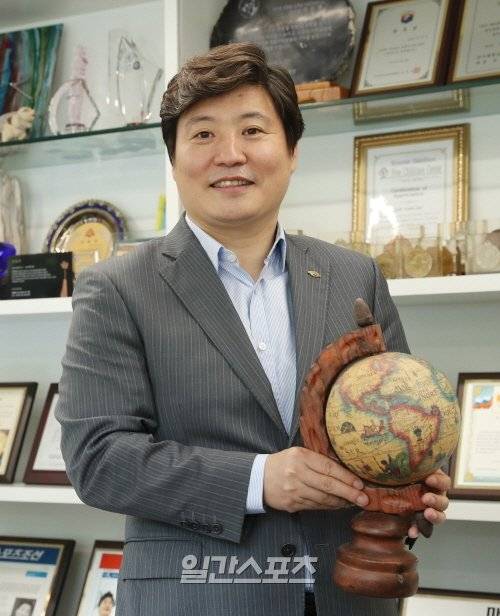 허준영 스포츠닥터스 이사장이 UN이 지정한 빈민국들을 다니면서 의료지원을 한 얘기를 하고 있다. 양광삼 기자